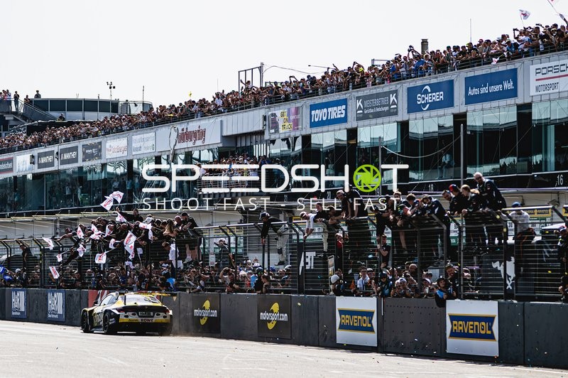 Rennfahrzeug in der Boxengasse