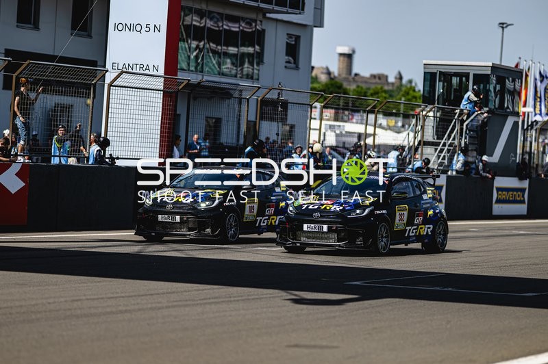 Rennfahrzeuge in der Boxengasse