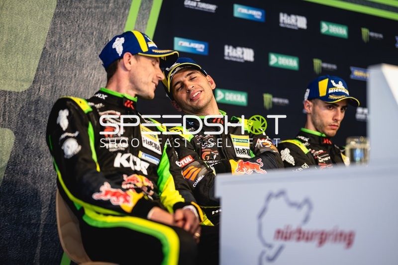 Fahrer bei Pressekonferenz am Nürburgring