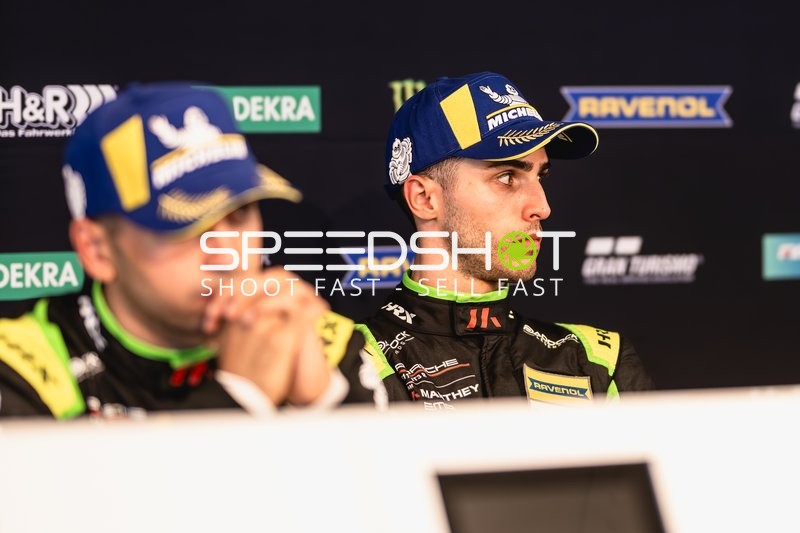 Zwei Fahrer bei Pressekonferenz