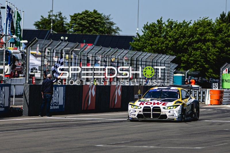 Rennfahrzeug in der Boxengasse