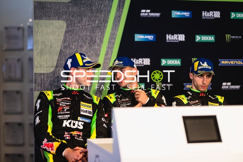 Manthey EMA Fahrer bei Pressekonferenz