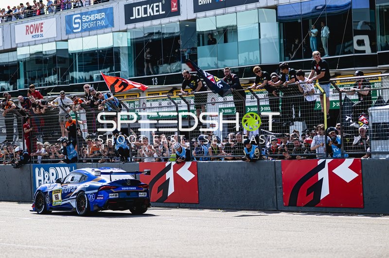 Rennfahrzeug in der Boxengasse