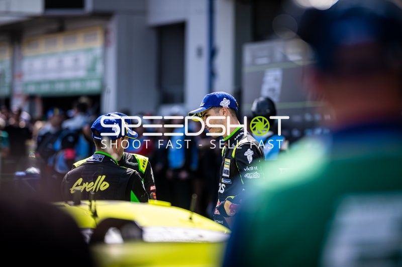 Fahrer im Gespräch in der Boxengasse