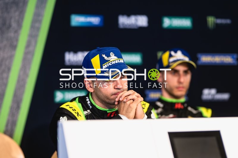 Fahrer bei Pressekonferenz