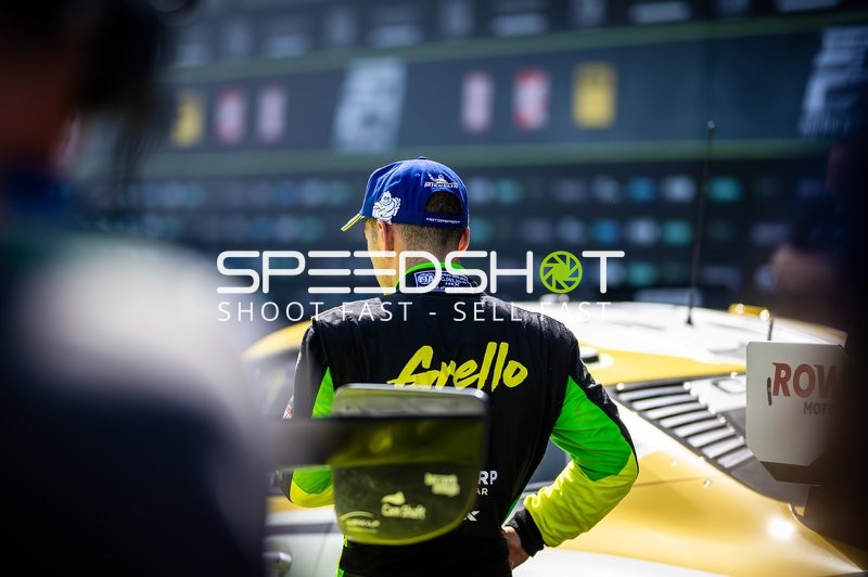 Rennfahrer vor ROWE RACING Porsche