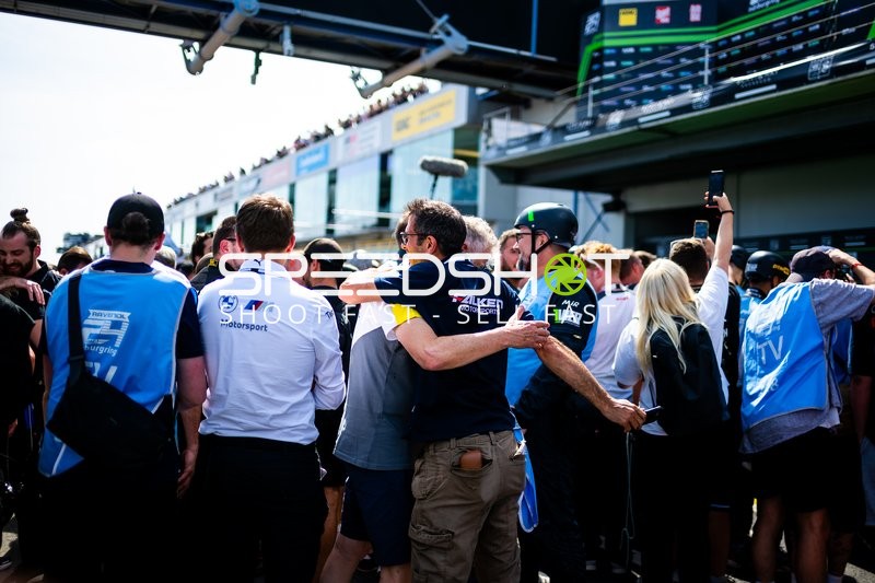 Feier in der Boxengasse