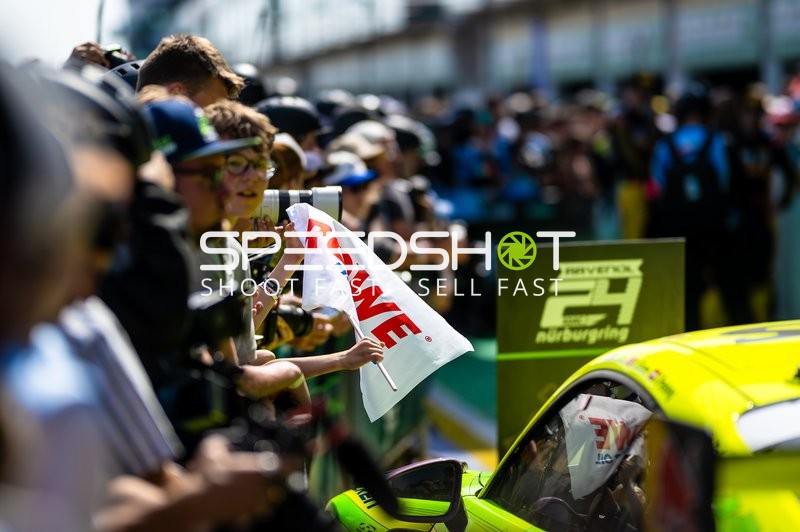 Fans an der Boxenmauer