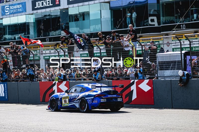 Rennfahrzeug in der Boxengasse