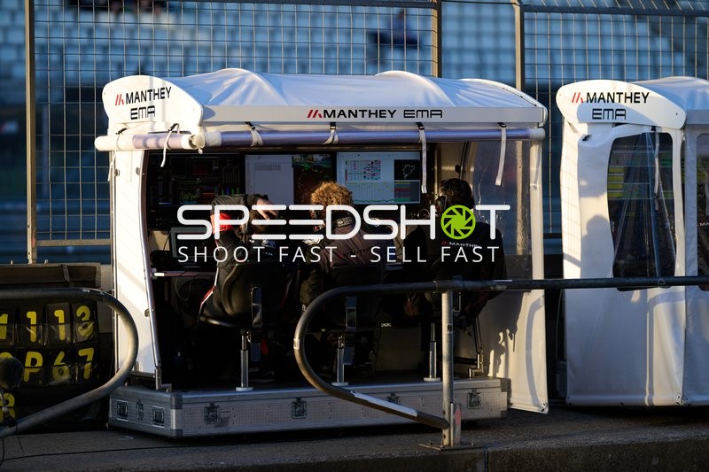 Team Manthey EMA an der Boxenfunk-Station