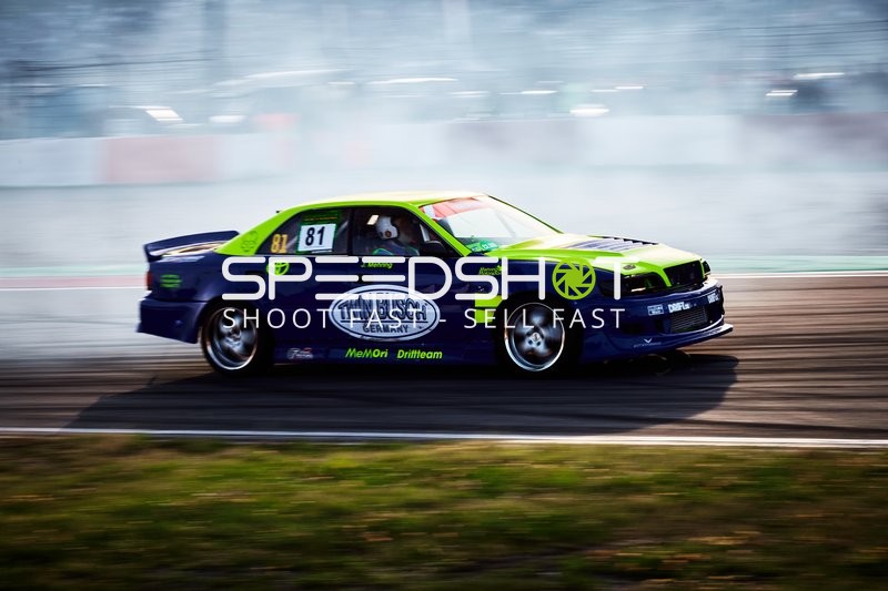 Driftfahrzeug auf der Rennstrecke