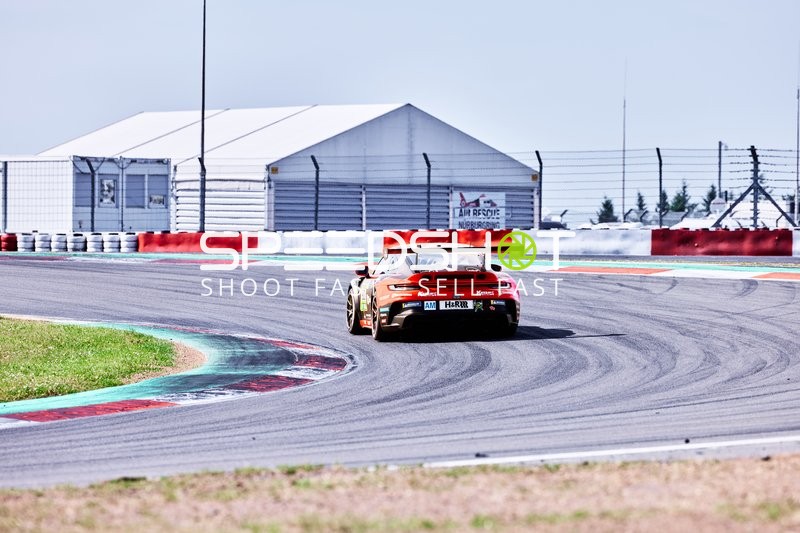 Rennfahrzeug auf der Rennstrecke