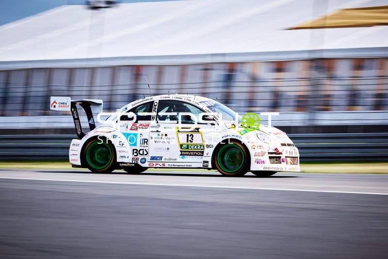 Rennfahrzeug auf der Rennstrecke