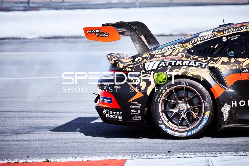 Rennfahrzeug in der Boxengasse