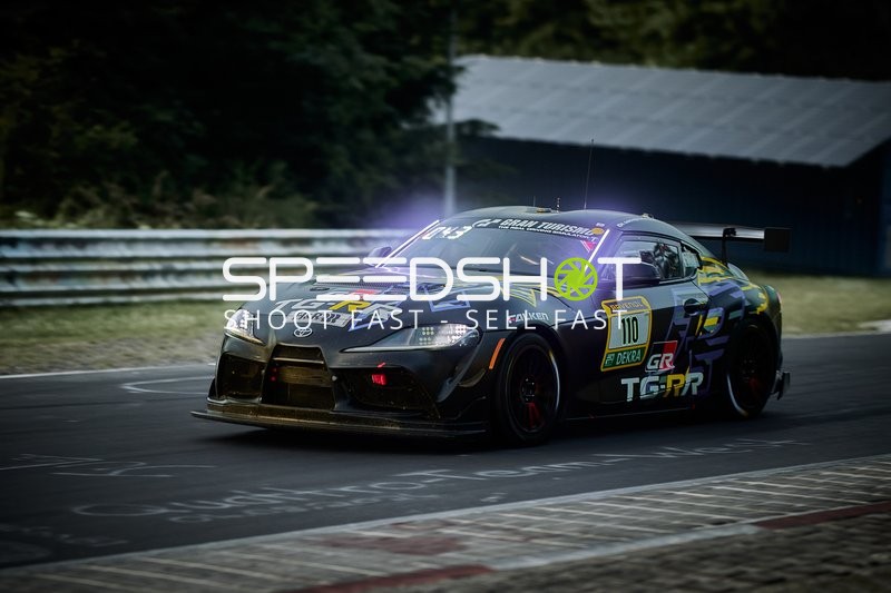 Rennfahrzeug Toyota GR Supra auf der Rennstrecke