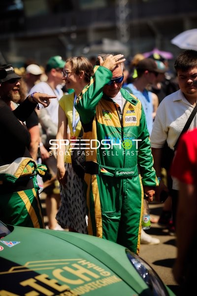 Teammitglieder in JOFATECH-Kleidung