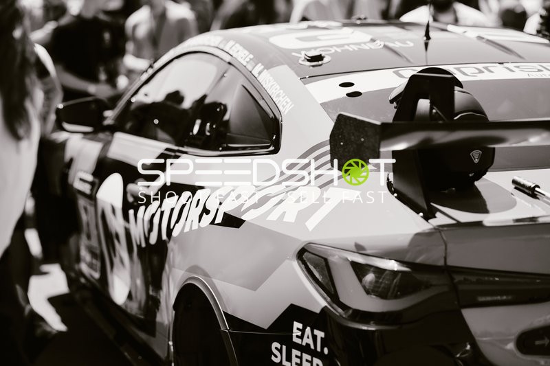 Rennfahrzeug in der Boxengasse