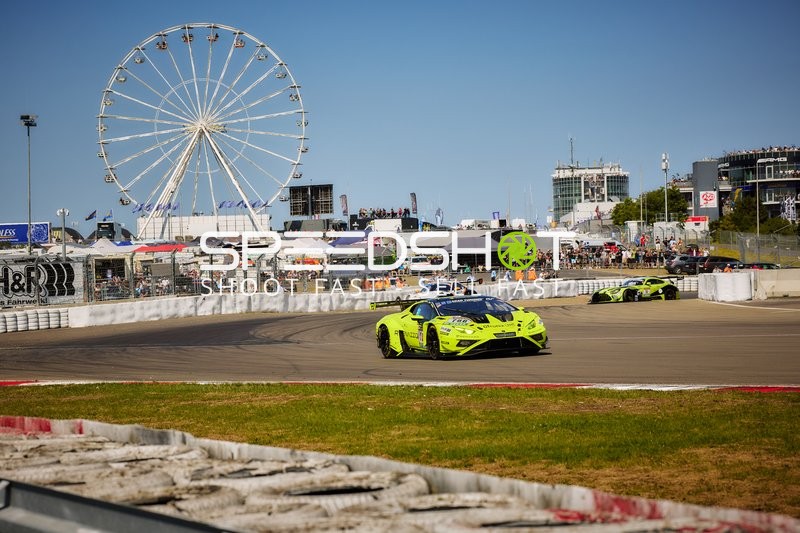 Rennfahrzeuge auf der Rennstrecke