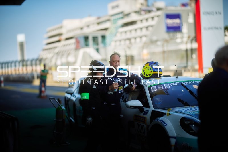 Rennfahrzeug in der Boxengasse