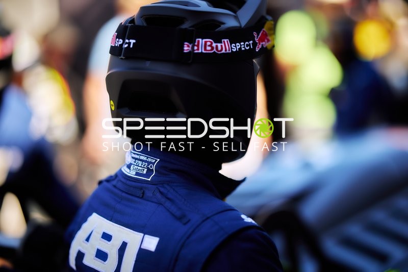 Fahrer mit Helm am Nürburgring