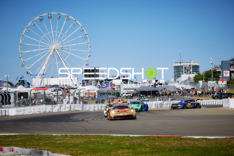 Rennfahrzeuge auf der Strecke