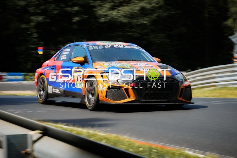 Rennfahrzeug auf der Rennstrecke