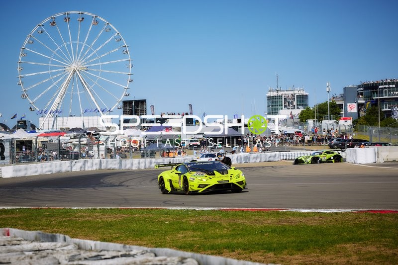 Rennfahrzeuge auf der Rennstrecke