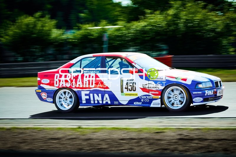 Rennfahrzeug auf der Rennstrecke