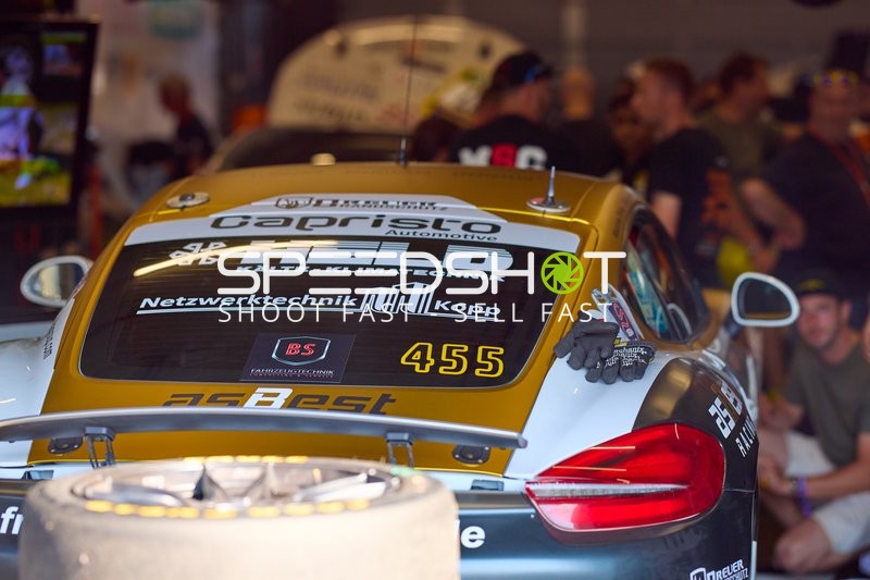 Rennfahrzeug in der Boxengasse