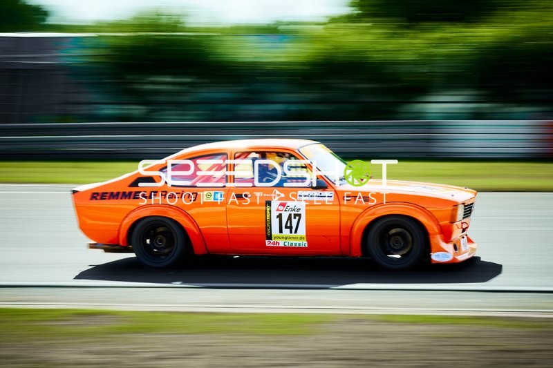 Rennfahrzeug auf der Rennstrecke