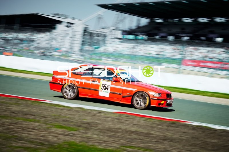 Rennfahrzeug auf der Rennstrecke