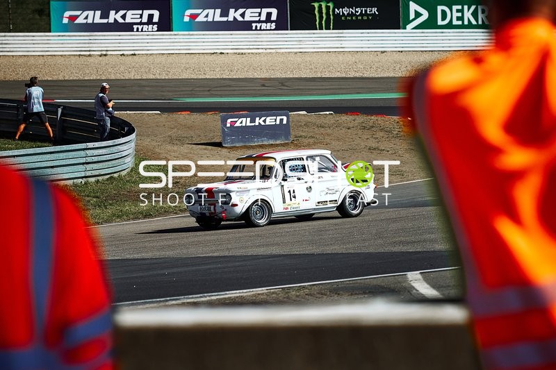 Rennfahrzeug auf der Rennstrecke