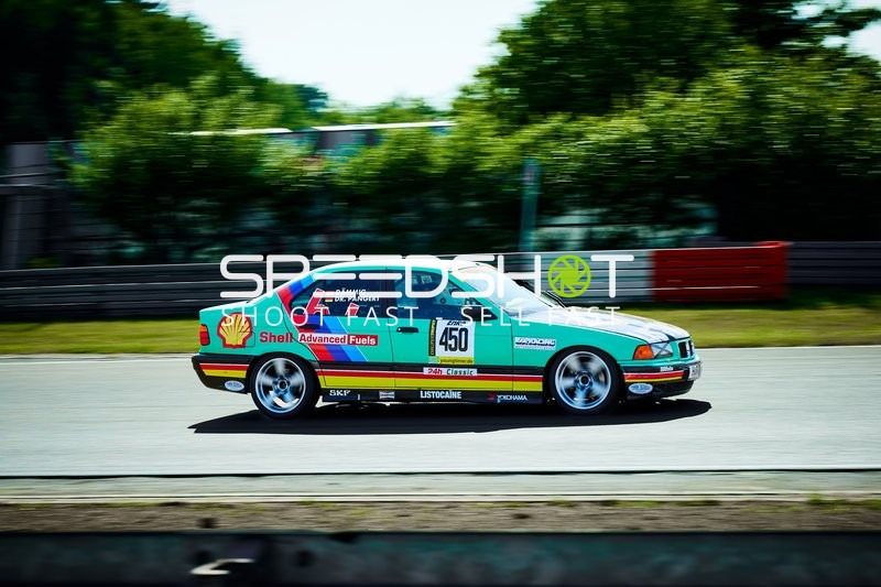 Rennfahrzeug auf der Rennstrecke