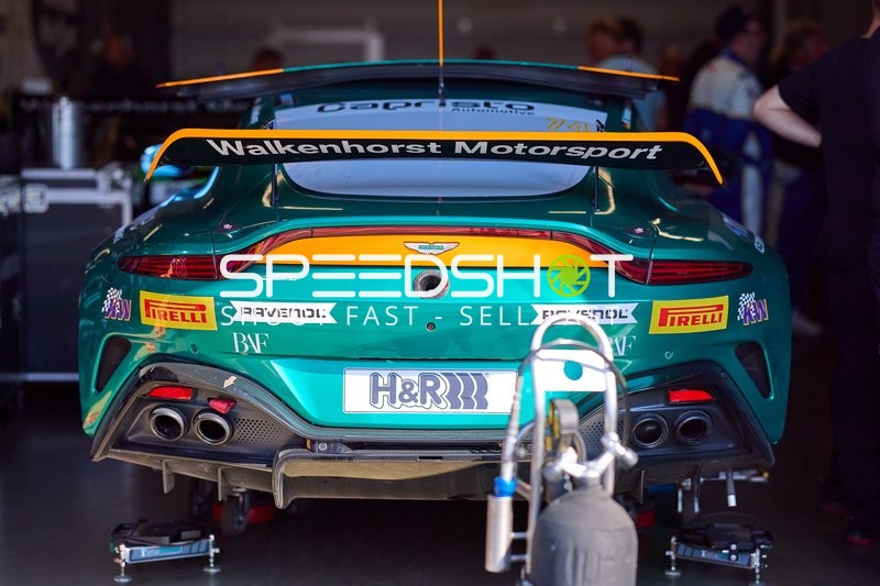 Rennfahrzeug in der Boxengasse