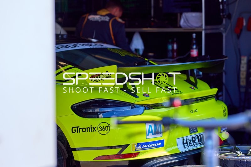 Rennfahrzeug in der Boxengasse