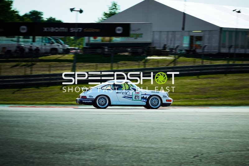 Rennfahrzeug auf der Rennstrecke