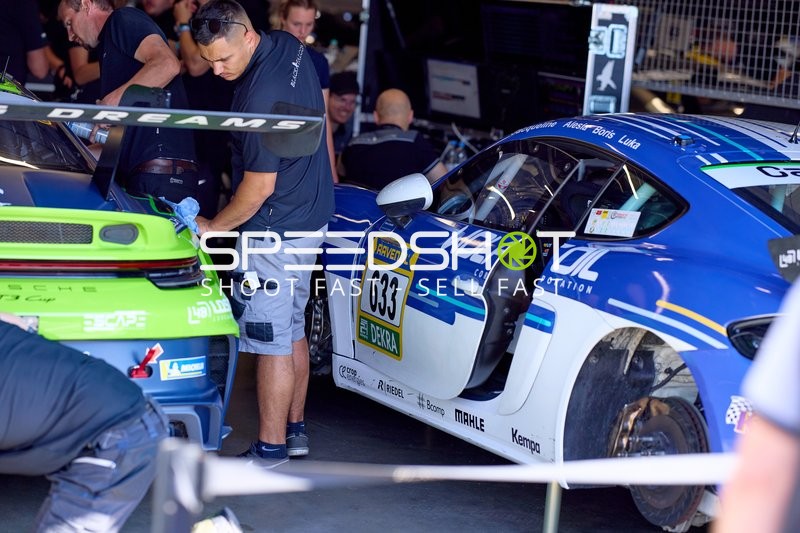 Rennfahrzeug in der Boxengasse