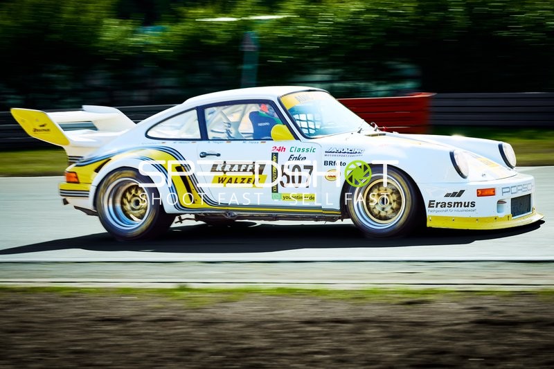 Rennfahrzeug auf der Rennstrecke