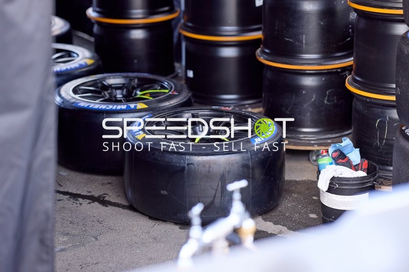 Reifenstapel in der Boxengasse