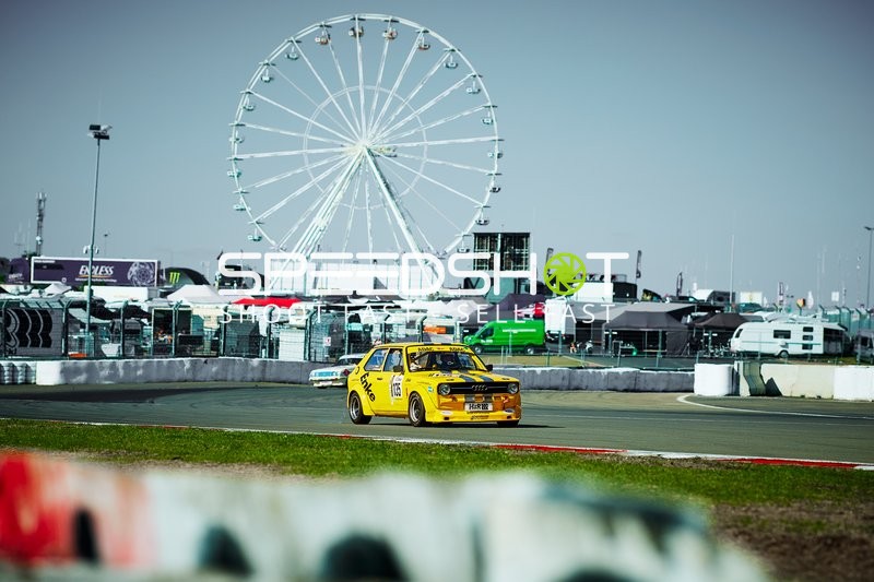 Rennfahrzeug auf der Rennstrecke