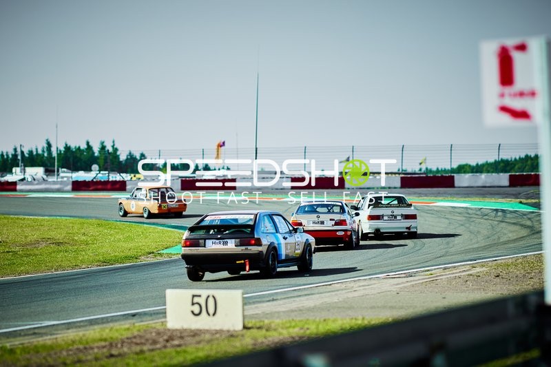 Klassische BMW-Rennfahrzeuge auf der Strecke