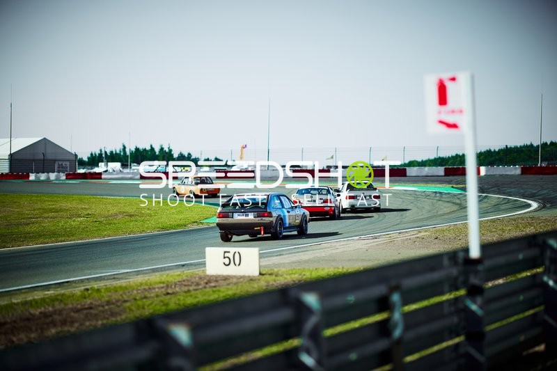 Vier Fahrzeuge auf der Rennstrecke