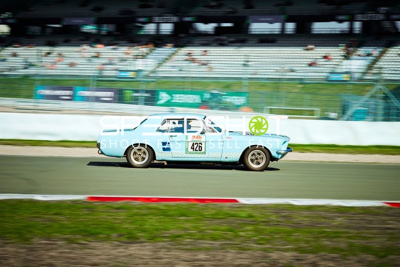 Rennfahrzeug auf der Rennstrecke