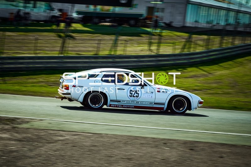 Rennfahrzeug auf der Rennstrecke