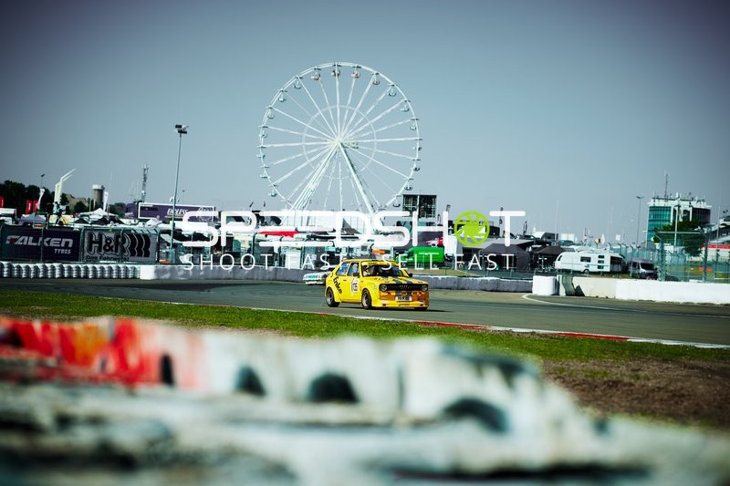 Rennfahrzeug auf der Rennstrecke