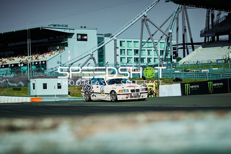 Rennfahrzeug auf der Rennstrecke