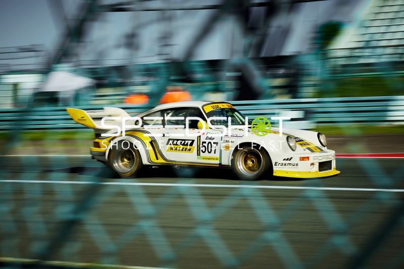 Rennfahrzeug auf der Rennstrecke