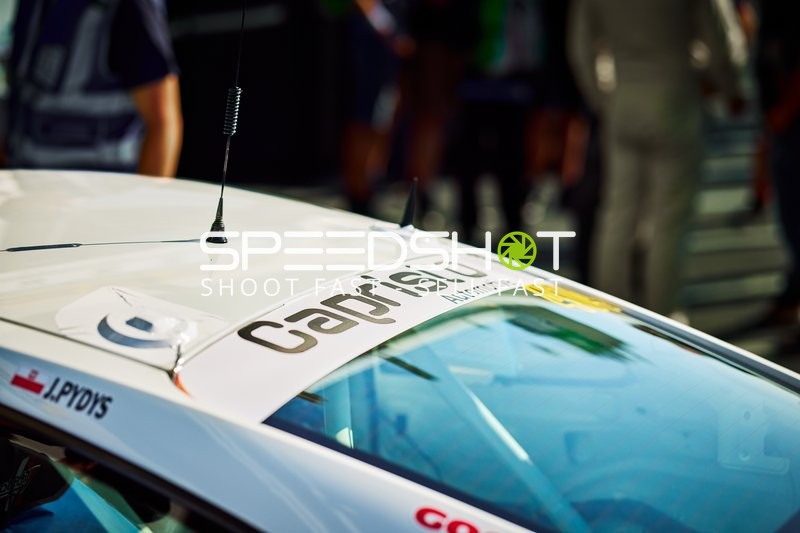 Rennfahrzeug in der Boxengasse