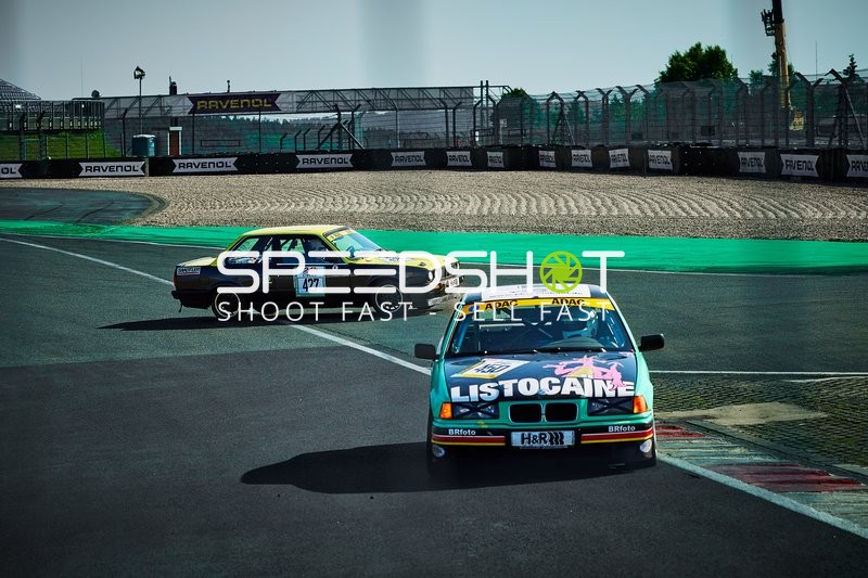 Zwei Fahrzeuge auf der Rennstrecke