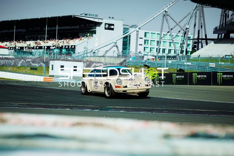 Rennfahrzeug auf der Rennstrecke